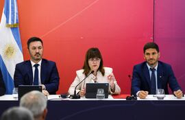 La ministra de Seguridad de Argentina, Patricia Bullrich (C), en la conferencia en la que iba a anunciar la extradición de los integrantes del clan Villalba, que finalmente se descubrió tenían estatus de refugiados en ese país. (Foto de STRINGER / AFP)