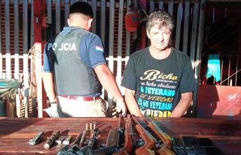 Luciano Cabrera Alarcón (52), uno de los detenidos durante el procedimiento con las armas de fuego incautadas.
