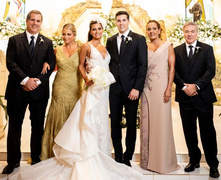 Fueron los padrinos Víctor Juan Martínez y Lorena Finestra; Cavi Esculies y Carlos Cuevas.