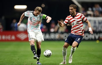 ATLANTA, GEORGIA - 28 DE MARZO: Kevin De Bruyne #7 de Bélgica pasa el balón bajo la presión de Tanner Tessmann #6 de Estados Unidos durante el partido amistoso internacional entre Estados Unidos y Bélgica en el Mercedes-Benz Stadium el 28 de marzo de 2026 en Atlanta, Georgia. Jared C. Tilton/Getty Images/AFP (Foto de Jared C. Tilton / GETTY IMAGES NORTH AMERICA / Getty Images vía AFP)