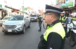 Agente de la PMT durante el procedimiento sobre la calle Pettirossi, en el Mercado 4.
