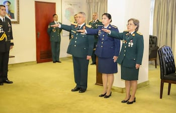 De. a izq. a der.: Gral. Brig. Julio Alberto Vargas Alonso, Cnel. JM Zulma Haydee Vargas Villamayor y Cnel. JM Sandra Gómez de Molinas. Los oficiales juraron hoy como miembros de la Suprema Corte de Justicia Militar.