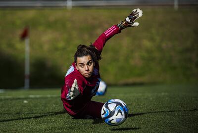 La portera de la selección española de fútbol femenino Misa Rodríguez participa en un entrenamiento del equipo en Wellington (Nueva Zelanda) de cara a su partido de octavos de final de la Copa del Mundo de fútbol femenino contra Suiza.
