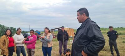 Los invasores que llegaron esta mañana a ocupar unas 18 hectáreas de la propiedad de la ex azucarera Vaesken, de Guarambaré. En primer plano el cuestionado dirigente social, Edgardo Benítez, alias "Espartaco".