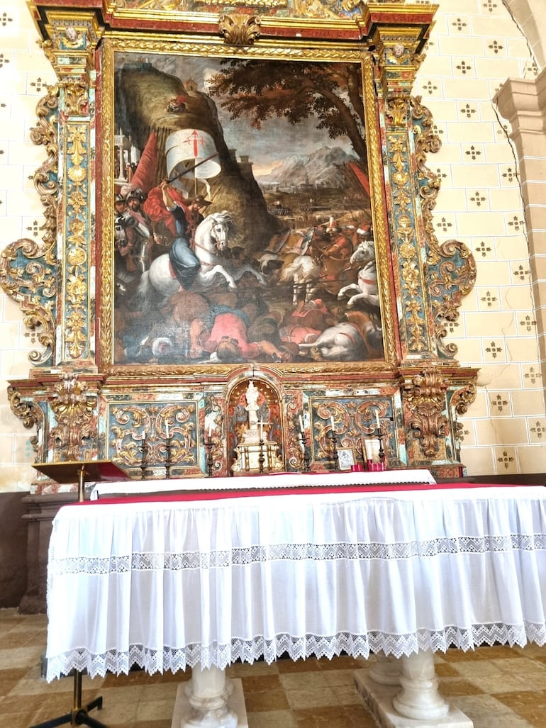 Cuadro de grandes dimensiones que relata en imágenes la batalla de Clavijo con la aparición de Santiago Apóstol. Se halla en la ermita de Santiago en la coronación de una monumental roca.