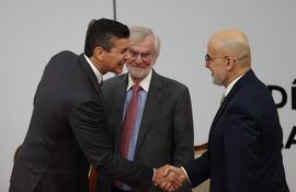 El presidente de Paraguay, Santiago Peña (i), saluda al representante del Banco Interamericano de Desarrollo en Paraguay, Alonso Chaverri Suárez (d), y al presidente del Comité de Competencia de la OCDE, Frédéric Jenny, durante la inauguración del Foro Latinoamericano y del Caribe de la Competencia de la Organización para la Cooperación y el Desarrollo Económico (OCDE) y el Banco Interamericano de Desarrollo (BID). EFE/ Juan Pablo Pino