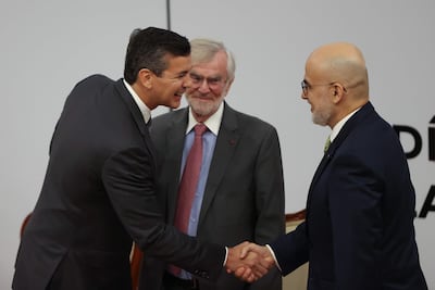 El presidente de Paraguay, Santiago Peña (i), saluda al representante del Banco Interamericano de Desarrollo en Paraguay, Alonso Chaverri Suárez (d), y al presidente del Comité de Competencia de la OCDE, Frédéric Jenny, durante la inauguración del Foro Latinoamericano y del Caribe de la Competencia de la Organización para la Cooperación y el Desarrollo Económico (OCDE) y el Banco Interamericano de Desarrollo (BID). EFE/ Juan Pablo Pino
