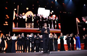 Ilker Catak recibe el Oso de Oro a la Mejor Película en la ceremonia de clausura de la 76 edición de la Berlinale