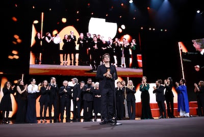 Ilker Catak recibe el Oso de Oro a la Mejor Película en la ceremonia de clausura de la 76 edición de la Berlinale