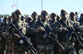 Desfile militar en la costanera de Asunción por los 212 años de Independencia Nacional