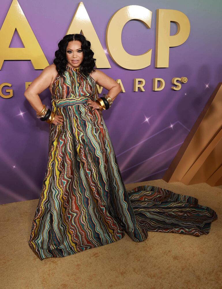 Con toda la actitud, Tisha Campbell arribando a los NAACP Awards en el Shrine Auditorium and Expo Hall. (Matt Winkelmeyer/Getty Images/AFP)
