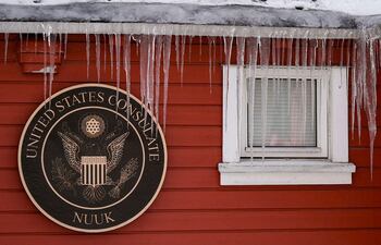 Carámbanos cuelgan del techo del consulado estadounidense en Nuuk, Groenlandia.