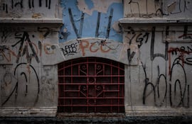 Fotografía de una pared con pintadas alusivas a la banda criminal Primer Comando de la Capital (PCC), en Sao Paulo, Brasil.