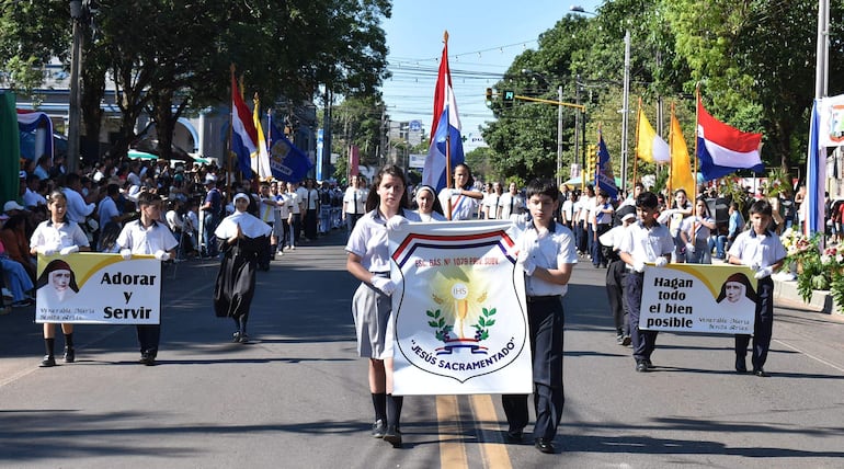 Del desfile participaron 61 sedes educativas de San Estanislao e invitadas de otras ciudades del departamento de San Pedro.