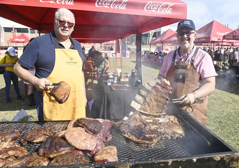 Enrique Duarte (i), presidente de la UIP también hizo asado.