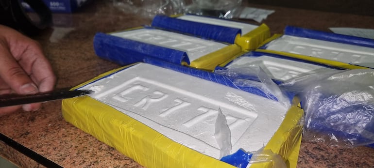 Momento en que los agentes de Senad realizaban la toma de muestras de los ladrillos de cocaína.