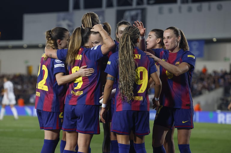 Los jugadores del Barcelona celebran un gol en el partido frente a Real Madrid C.F. Femenino por la ida de los cuartos de final de la Champions League Femenina 2025-2026 en el estadio Alfredo di Stefano, en Madrid, España. 
