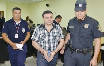 vilmar-neneco-acosta-marques-c-es-llevado-por-dos-policias-tras-la-audiencia-preliminar-esta-recluido-en-la-penitenciaria-nacional-de-tacumbu-en-212129000000-1571446.jpg