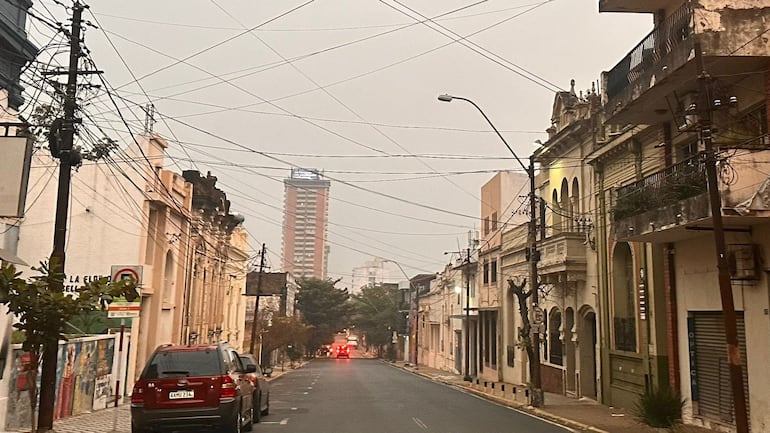 Vista del centro de Asunción, en la mañana de este lunes 9 de setiembre. Ante los grandes incendios del Chaco, la ciudad capital amaneció cubierta de humo.