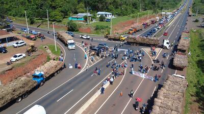 Cañicultores de Mauricio J. Troche bloquean la Ruta PY02 en Coronel Oviedo exigiendo culminación del nuevo tren de moliendas.