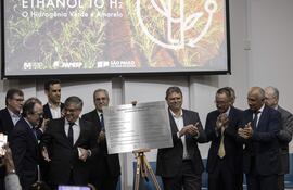 El gobernador del estado de Sao Paulo, Tarcisio de Freitas (c-d) acompañado del presidente de Toyota en Brasil, Rafael Chang (3-d) y directores de la Universidad de São Paulo (USP), participan en un acto hoy en Sao Paulo (Brasil). La Universidad de São Paulo (USP) lanzó este jueves planes para construir la primera planta del mundo de producción de hidrógeno a partir de etanol, un biocombustible que permitirá bajar el precio y facilitar el transporte. EFE/Sebastiao Moreira