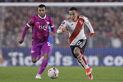El paraguayo Antonio Bareiro (i), jugador de Libertad, pelea por el balón en un partido frente a River Plate por la fase de grupos de la Copa Libertadores 2024 en el estadio Monumental, en Buenos Aires, Argentina.
