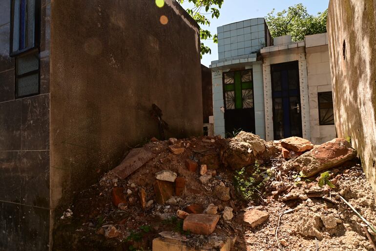 Tumbas colapsadas en el Cementerio del Sur están así hace por lo menos un año.