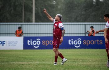 El atacante de Fortín Nanawa, Jorge Ayala festeja luego anotar el tanto de apertura en el marcador en el estadio Departamental Paz del Chaco.