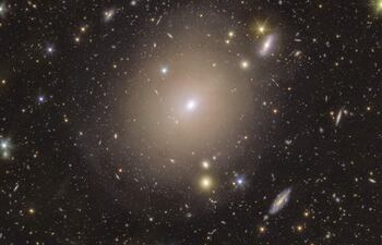 Imagen de la misión Euclid de la ESA de un brillante anillo de Einstein alrededor de la galaxia "NGC 6505". La misión Euclid que lanzó la Agencia Espacial Europea (ESA, siglas en inglés) para explorar y descifrar enigmas del universo oscuro y desconocido ha descubierto un nuevo y asombroso "anillo de Einstein", un fenómeno extremadamente raro que se produce al deformarse la luz de una fuente lumínica fuerte como la de una galaxia.