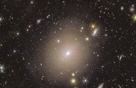 Imagen de la misión Euclid de la ESA de un brillante anillo de Einstein alrededor de la galaxia "NGC 6505". La misión Euclid que lanzó la Agencia Espacial Europea (ESA, siglas en inglés) para explorar y descifrar enigmas del universo oscuro y desconocido ha descubierto un nuevo y asombroso "anillo de Einstein", un fenómeno extremadamente raro que se produce al deformarse la luz de una fuente lumínica fuerte como la de una galaxia.