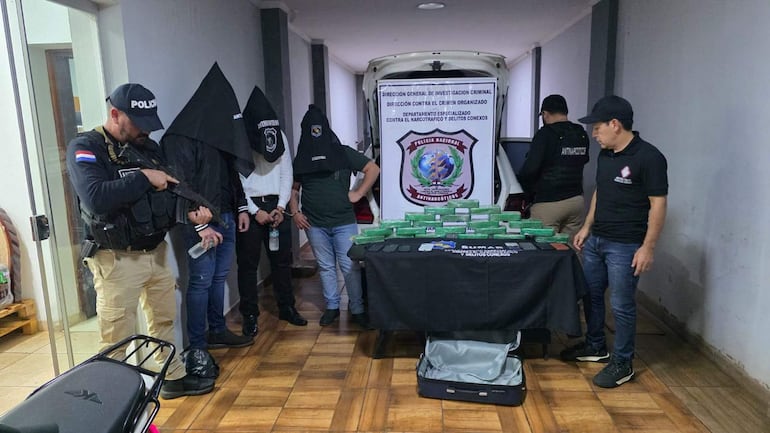 Tres detenidos con más de 21 kilos de cocaína en Pedro Juan Caballero, durante un allanamiento encabezado por el fiscal Celso Morales.