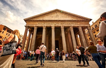 Turistas visitan el Panteón, uno de los monumentos mejor conservados de la Antigua Roma, en Roma, Italia.