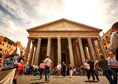 Turistas visitan el Panteón, uno de los monumentos mejor conservados de la Antigua Roma, en Roma, Italia.