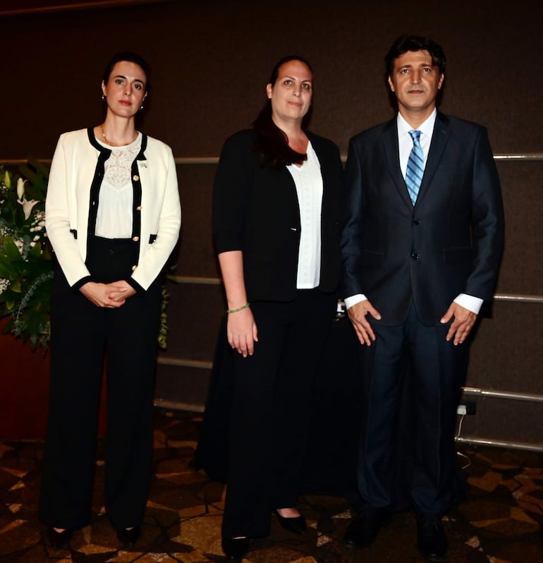 Talor Shamash, Keren Mekel y el embajador de Israel Amit Mekel.