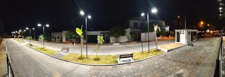 La construcción de la doble avenida, la iluminación y una caseta ha generado opiniones divididas: algunos aplauden el desarrollo, mientras que otros se quejan por los efectos que les ocasiona.