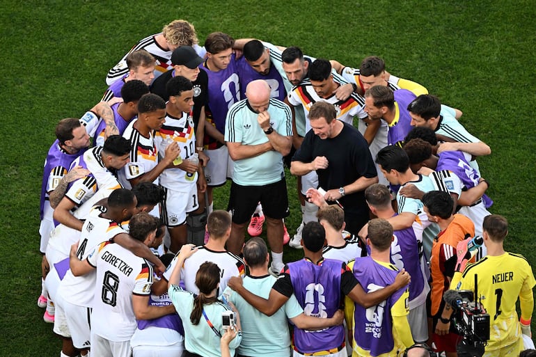 El director técnico de Alemania, Julian Nagelsmann, habla con sus jugadores antes de la tanda de penaltis del partido de fútbol de los dieciseisavos de final de la Copa Mundial 2026 entre Alemania y Paraguay en el Estadio de Boston en Foxboroug.
