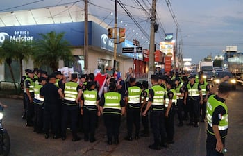 Padres de varias instituciones educativas se manifestaron en reclamo de kits escolares en la ciudad de Itauguá.
