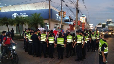 Padres de varias instituciones educativas se manifestaron en reclamo de kits escolares en la ciudad de Itauguá.