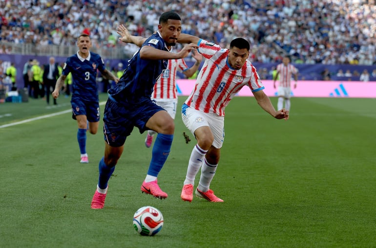 William Saliba (I) de Francia y Diego Gómez de Paraguay en acción durante el partido de los octavos de final de la Copa Mundial de la FIFA 2026 entre Paraguay y Francia, en Filadelfia, EE. UU..