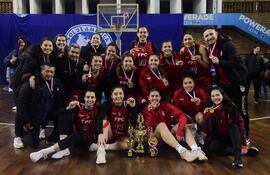 Félix Pérez Cardozo celebra el campeonato logrado tras vencer a las Queens en la serie final 2-1.