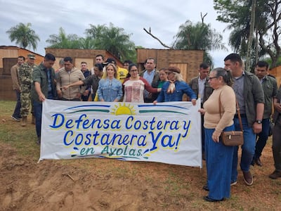 Defensa Costera y Costanera Ya!' es el pedio presentado a la primera dama de la Republica Leticia Ocampo en Ayolas.