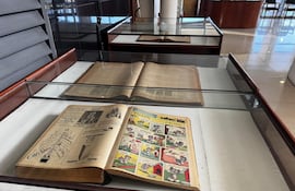 Zona donde se encuentran los archivos de la Biblioteca, donde se puede observar un antiguo ejemplar del diario ABC Color.