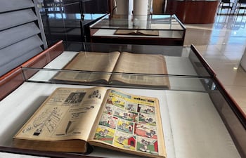 Zona donde se encuentran los archivos de la Biblioteca, donde se puede observar un antiguo ejemplar del diario ABC Color.