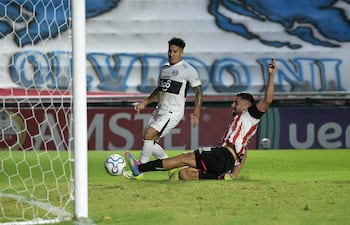 El delantero de Olimpia, Fernando Cardozo (#07), anota el primer gol de su equipo durante el partido de fútbol de la fase de grupos de la Copa Sudamericana entre el Barracas Central de Argentina y el Olimpia de Paraguay, en el estadio Florencio Sola en Banfield, provincia de Buenos Aires, Argentina.