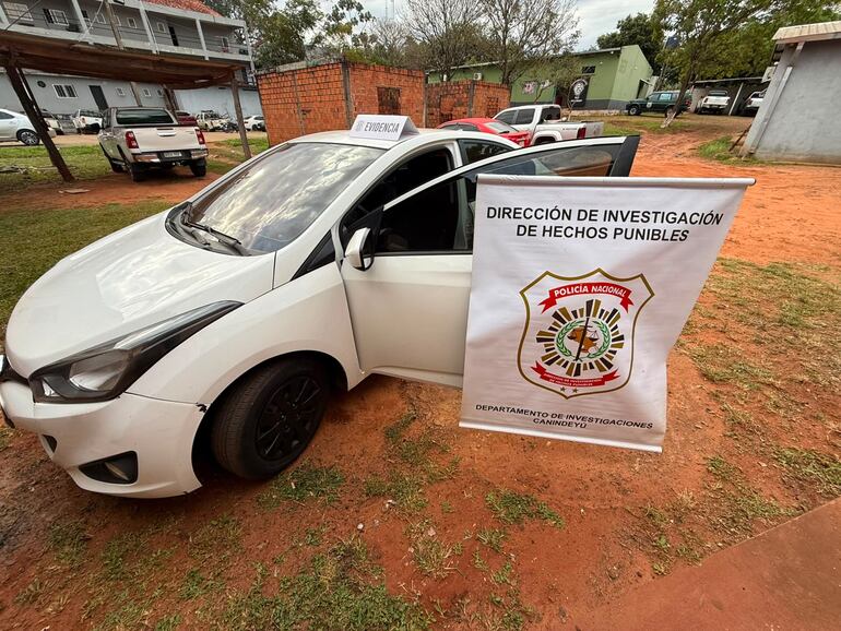 El automóvil en el que estaban los sospechosos cuando fueron ubicados y detenidos por la Policía.