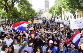 En esta oportunidad, la marcha universitaria convocó a una cantidad realmente considerable de estudiantes, quienes exigieron que la ley de Arancel cero "no se toque".