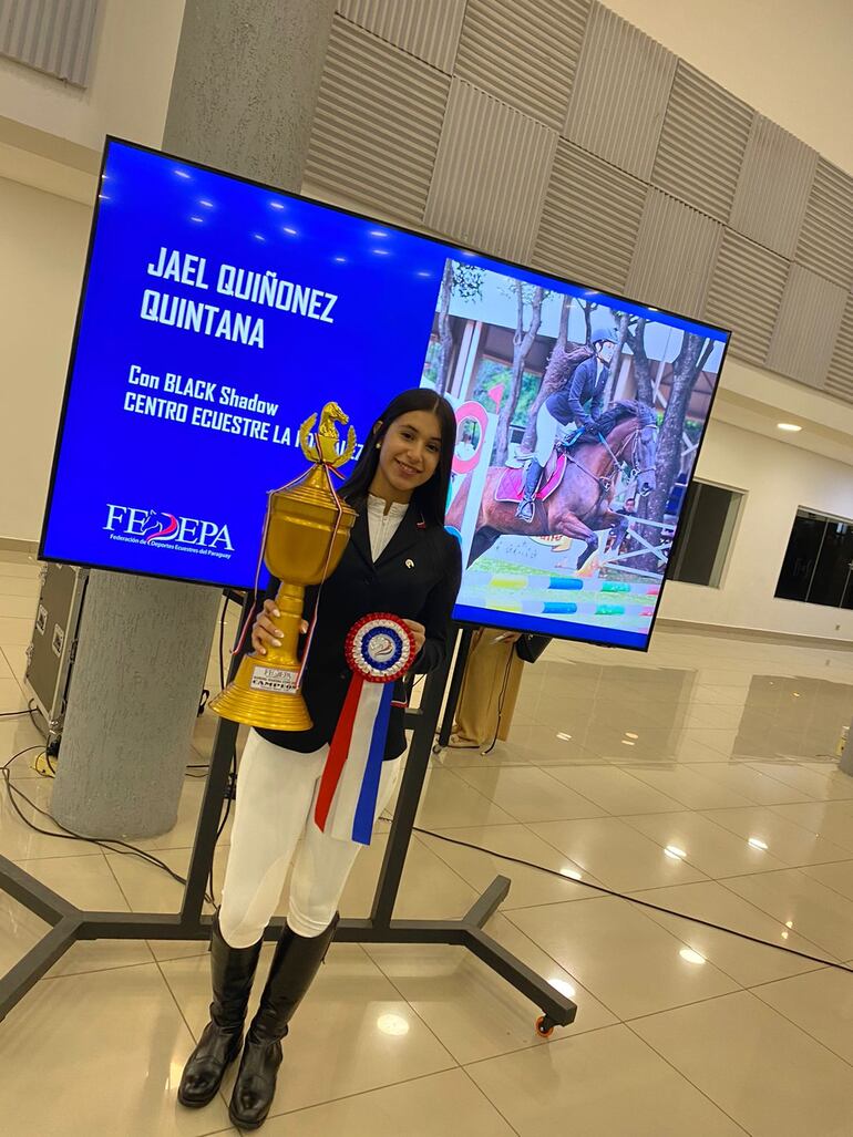 Jael Quiñónez se consagró en Escuela Menor 0,80 metros en las competencias de este semestre.