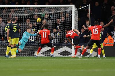 El mediocampista inglés #30 de Luton Town, Andros Townsend, encabeza el balón y anota el primer gol de su equipo durante el partido de fútbol de la Premier League inglesa entre Luton Town y Newcastle United en Kenilworth Road en Luton, al norte de Londres, el 23 de diciembre de 2023.