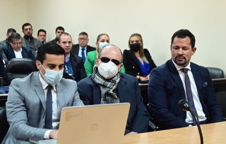 El diputado colorado Ulises Quintana junto a sus defensores legales, esta mañana en sede judicial, en el marco del caso Berilo.