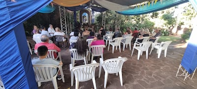 La familia Ayala Núñez celebra desde 2001 con profunda devoción a la Virgen de Caacupé en Tupãsy Róga, capital de Misiones, con novenario, chocolatada para los niños, procesión y misa central presidida por el párroco Esteban Chaparro.